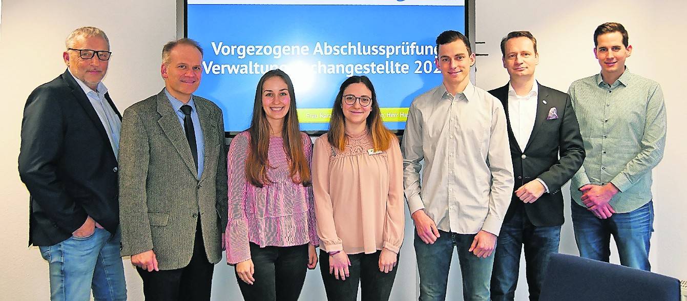  Überdurchschnittliche Leistungen – Ausbildung früher beendet, das freut die Stadtverwaltung (von links): Michael Menzel (Zentralbereichsleiter NetteService), Bürgermeister Christian Wagner, Sophie Kohlen, Chrysavgi Karagianni, Lukas Hanßen, Erster Beigeordneter Dr. Michael Rauterkus und Ausbildungsleiter Frank Facklam. 