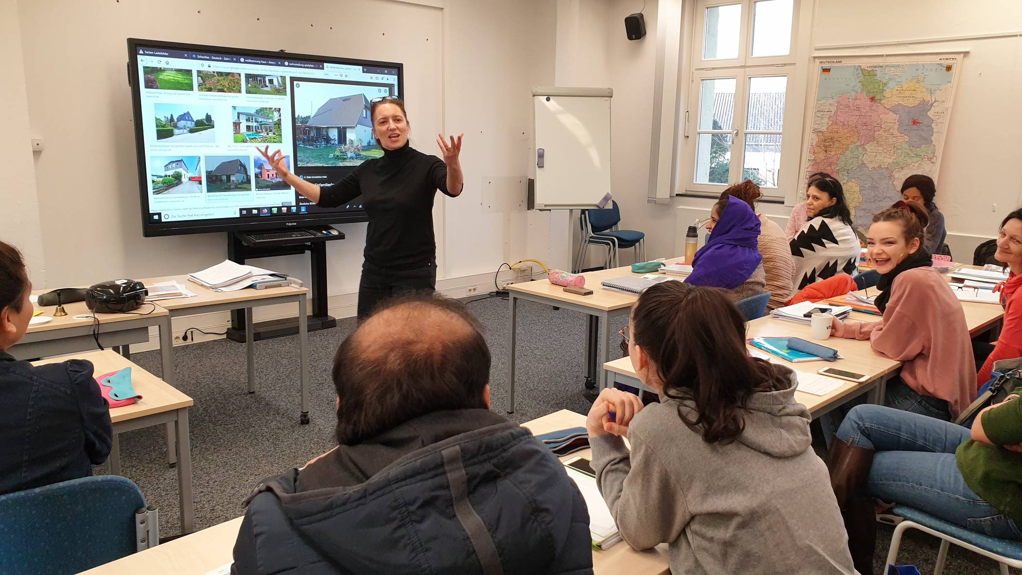   Dozentin Yvette Duran Funk gibt an der Volkshochschule Meerbusch BAMF-Deutschkurse für Zugewanderte. Die Freude und die positive Energie im Raum, sind deutlich zu spüren. 