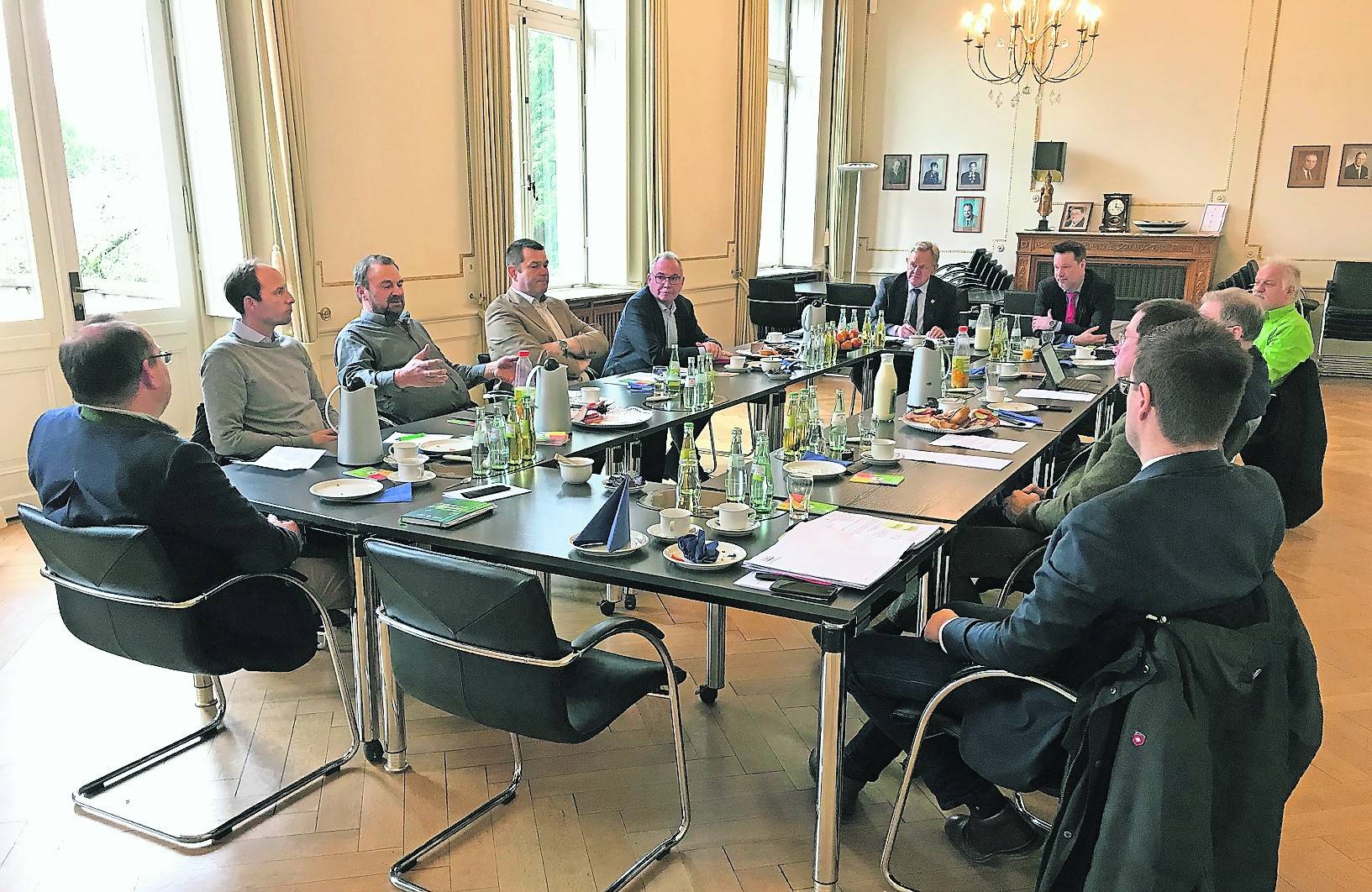  Bürgermeister Josef Heyes hatte die Landwirte zum „Runden Tisch“ in das Schloss Neersen eingeladen. 