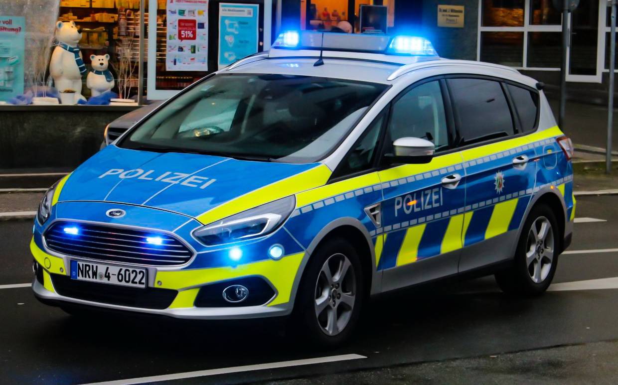 Polizei Krefeld sucht Zeugen: Steinwürfe auf fahrende Autos 