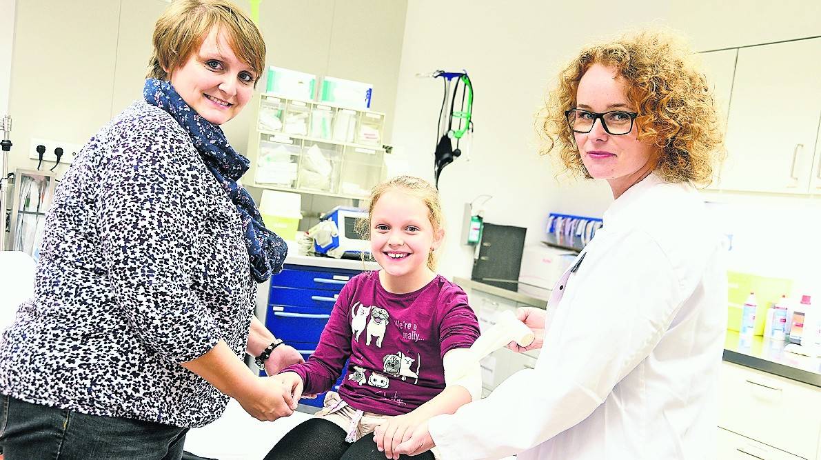  „Wir können auch mit unseren kleinen Mitmenschen gut umgehen“, betont Dr. Jessica Görgens (r.) bei der Behandlung der kleinen Blia und ihrer Mutter Bianca Acker in der Zentralen Notaufnahme des St. Irmgardis-Krankenhauses Süchteln. 
