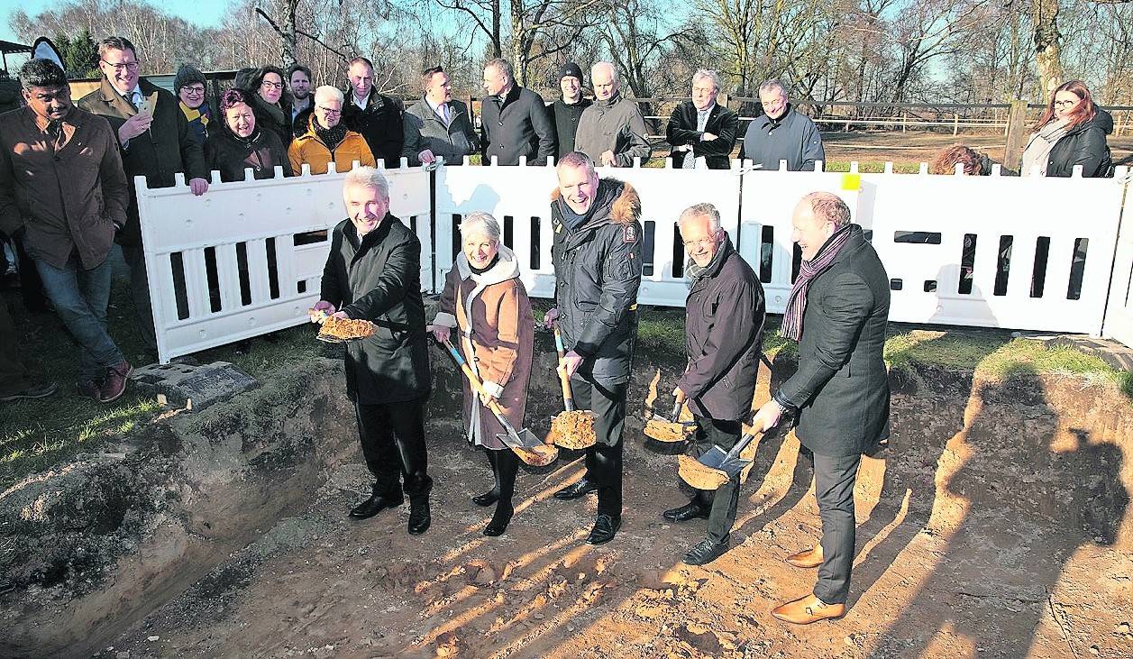  Landrat Dr. Andreas Coenen (Mitte), NRW-Digitalisierungsminister Prof. Dr. Andreas Pinkwart (links), Regierungspräsidentin Birgitta Radermacher (Zweite von links), Kempens Bürgermeister Volker Rübo (Zweiter von rechts) und Deutsche Glasfaser-Geschäftsführer Peter Kamphuis machen den symbolischen ersten Spatenstich für den geförderten Glasfaserausbau im Kreis Viersen. 
