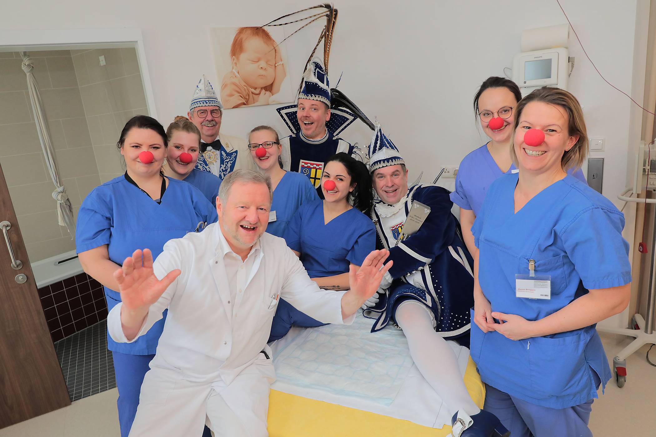  Dr. Harald Lehnen, ärztlicher Direktor der Mutter-Kind-Klinik (vorne), Gert Kartheuser, Vorsitzender des Mönchengladbacher Karnevalsverbands (im Hintergrund links), Prinz Axel I. und Prinz Niersius Thorsten I. mit den Schwestern im Kreißsaal. 