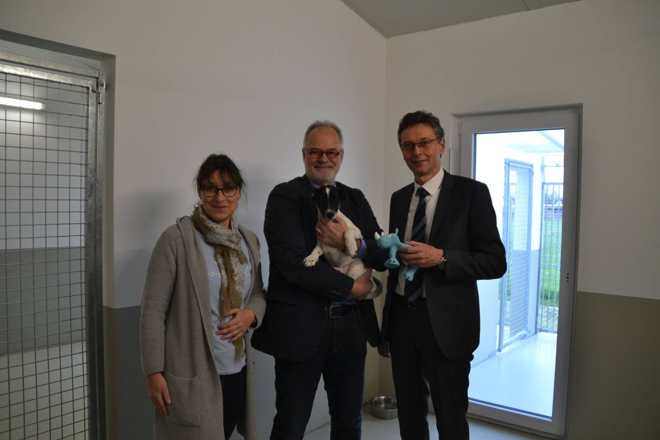  Birgit Mühlberger, Peter Kuhnen und Neukirchen-Vluyns Bürgermeister Harald Lenßen und der Welpe Spot. 