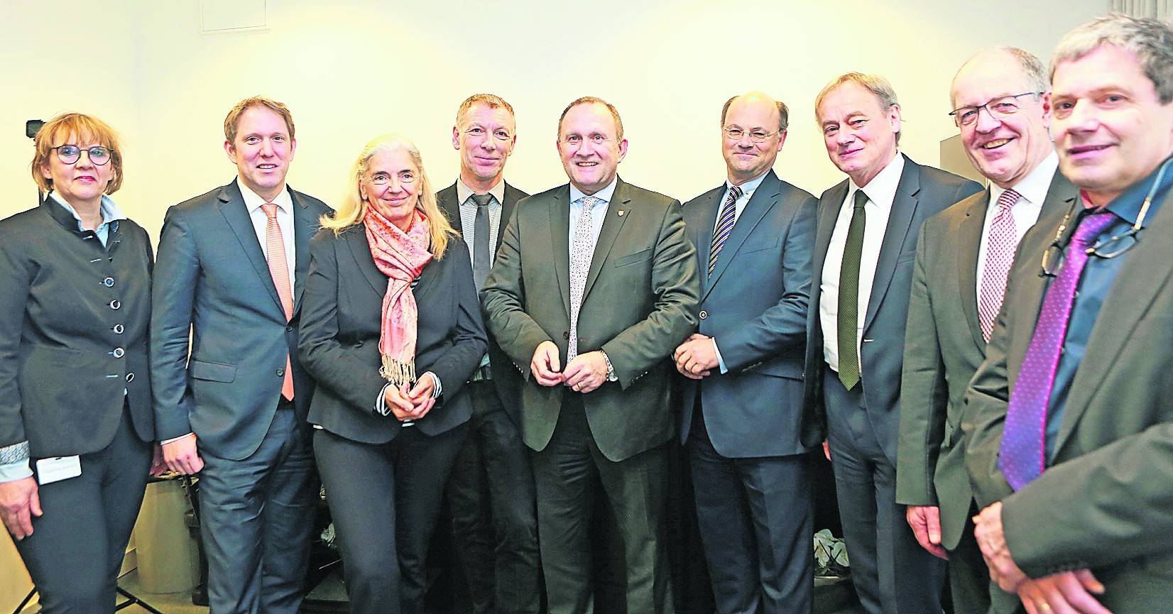 Feierstimmung im Landtag (v. l.): Gudrun Stockmanns, Jochen Klenner, Ministerin Isabel Pfeiffer-Poensgen, Thomas Meuser, Frank Boss, Hans-Hennig von Grünberg (Präsident Hochschule Niederrhein), Hartmut Ihne (Präsident Hochschule Bonn-Rhein-Sieg), Hans Wilhelm Reiners, Rene Treibert.