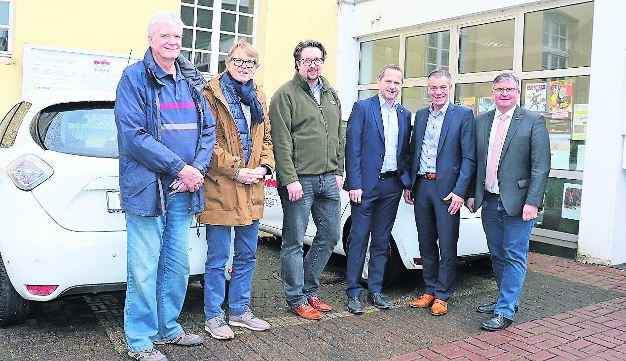  Machen gemeinsame Sache: Siegfried Michiels und Roland van Zoggel von der JedermannHilfe, Regionalmanager Dr. Sebastian Moritz, Bürgermeister Michael Pesch (Schwalmtal) und Bürgermeister Frank Gellen (Brüggen), Bürgermeister Kalle Wassong (Niederkrüchten) (v.l.). 