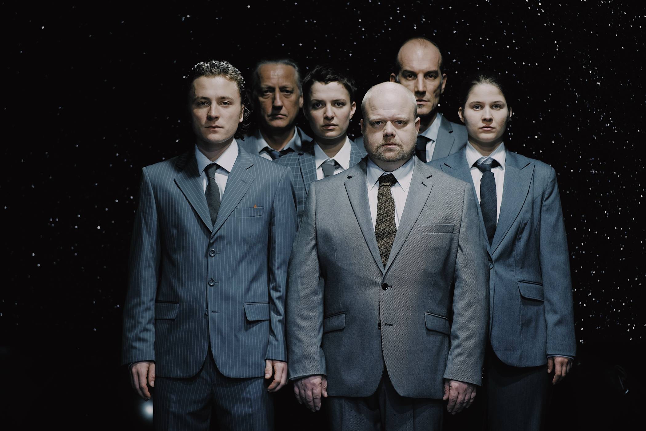 Roman Mucha, Frank Wickermann, Lena Entezami, Matthias Heße, Patrick Dollas und Elisa Reining sprechen und performen die „Parade 24/7“.