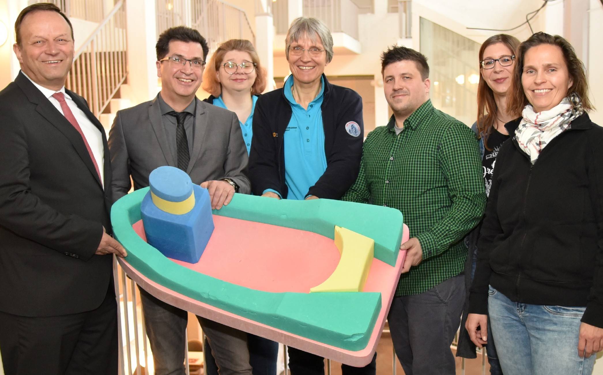 Bei der Spendenübergabe (v.l.) Frank-Rainer Laake (Vorstandsmitglied Sparkasse am Niederrhein), Bürgermeister Frank Tatzel, Kinderkrankenschwester Anja Heythausen und Dr. Gisela Janßen (Kinderpalliativteam „Sternenboot“), Veranstalter Filip Zalewski (Die FILM Seite), Ute Lomme (Stadthallenkoordinatorin) und Stefanie Kaleita (stellv. Leiterin des Fachbereichs Schule-Sport-Kultur).