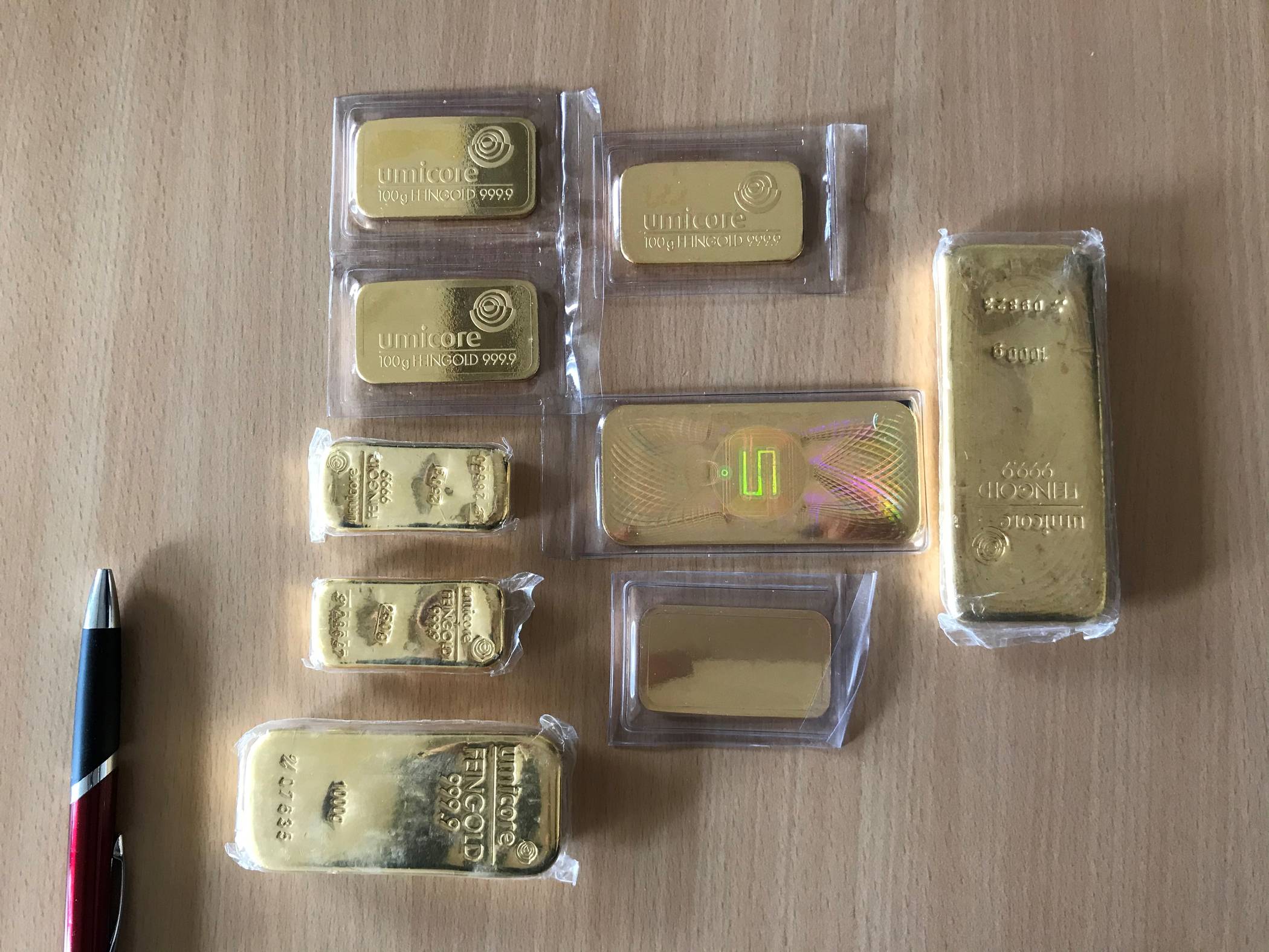 Die Polizei stellte unter anderem Goldbarren sicher.