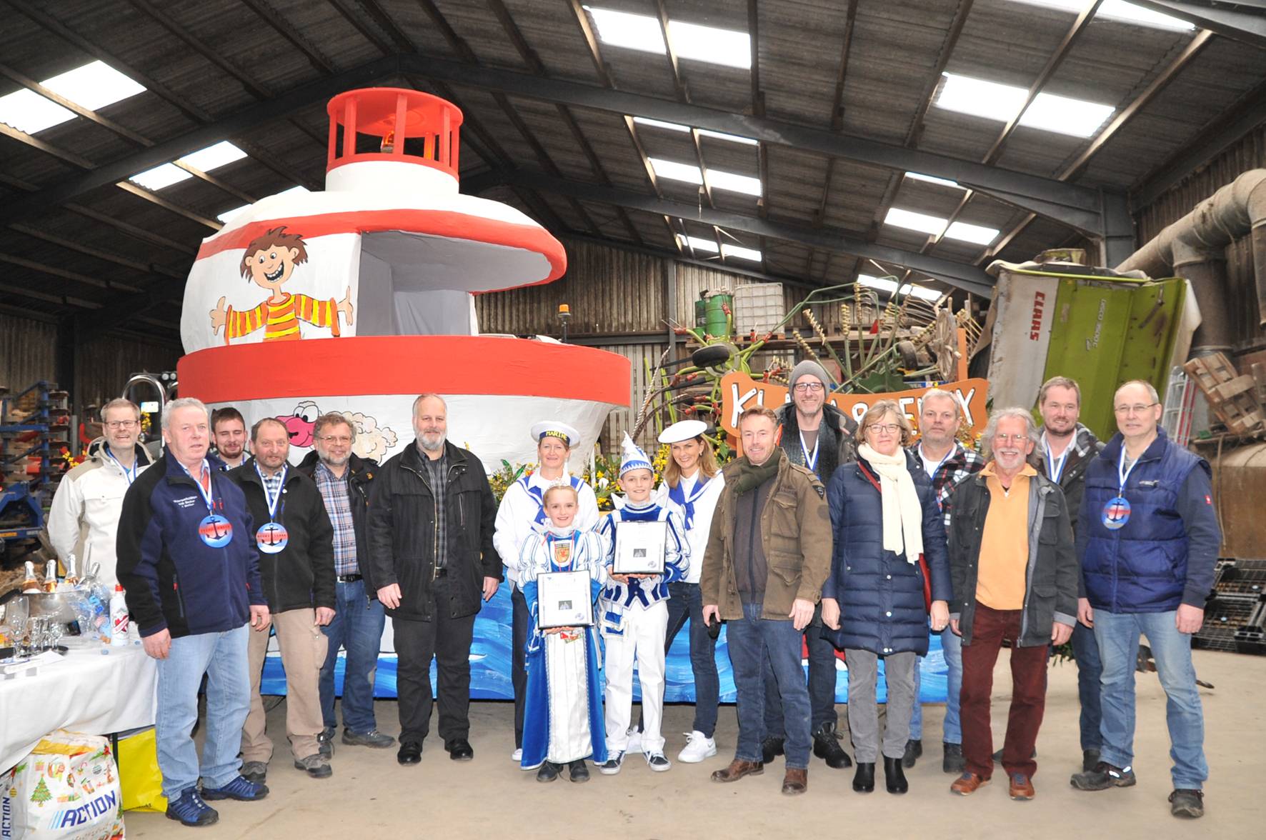  Klara und Lenny mit den ehrenamtlichen Helfern in der Scheune von Landwirt Thomas Norf. 