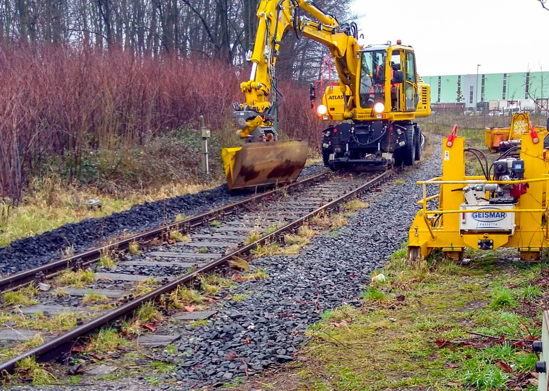 Arbeiten am Gleis haben begonnen