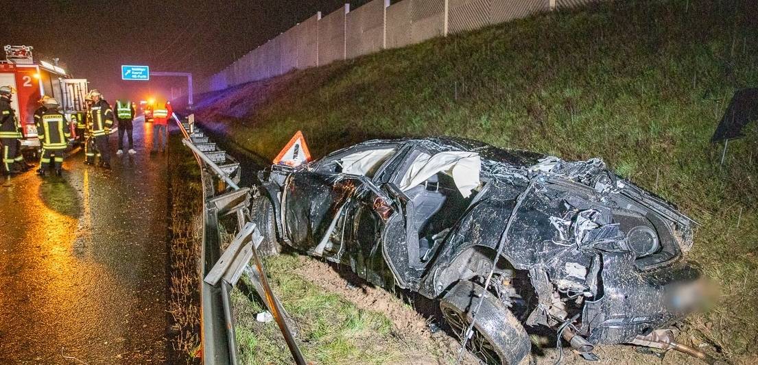 Der Peugeot wurde bei dem Unfall auf der A57 stark deformiert. 