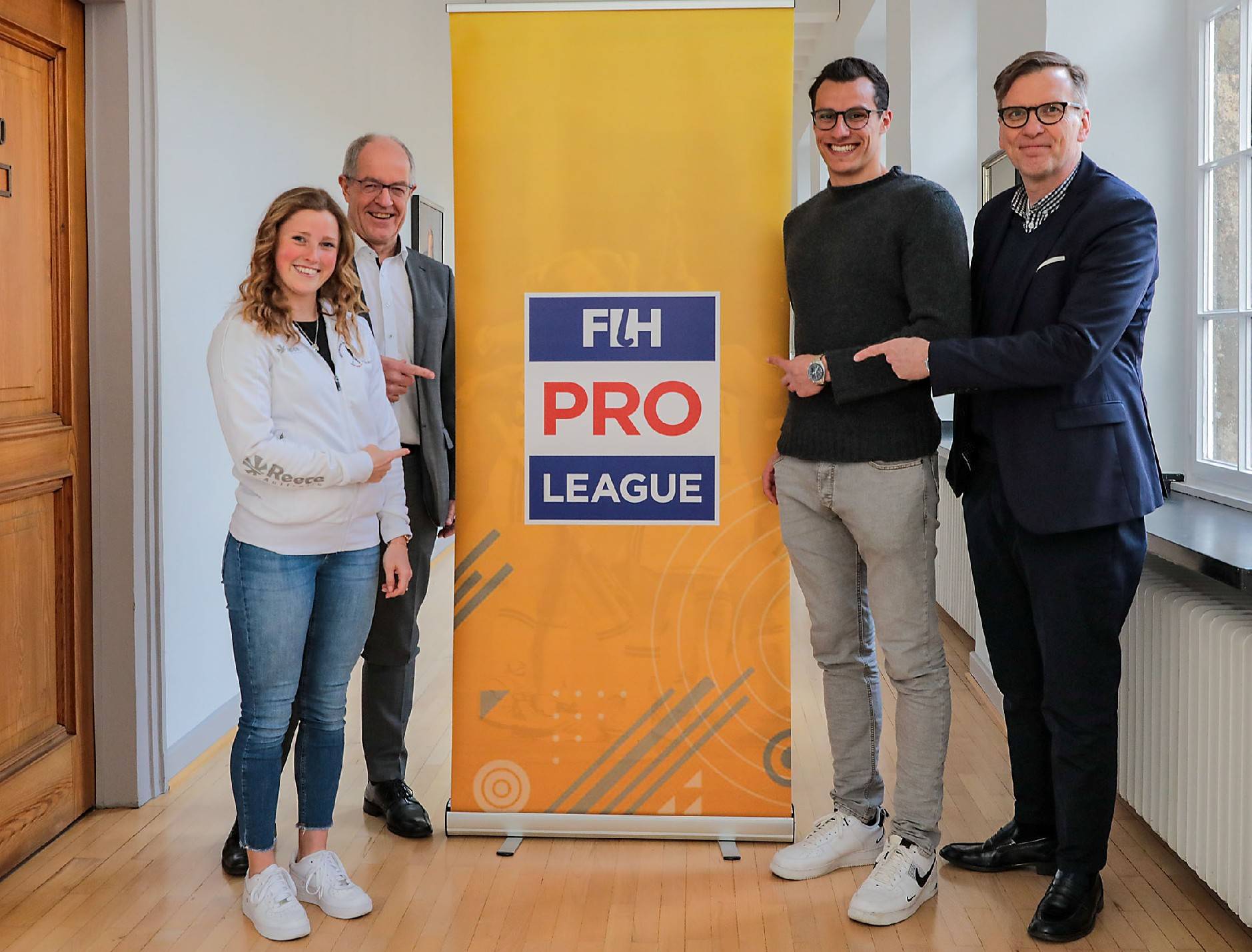 Spielerin Maike Schaunig, Oberbürgermeister Hans Wilhelm Reiners, Spieler Timur Oruz und DHB-Generalsekretär Heiko von Glahn (v.l.) präsentieren die Spiele der Pro League in Mönchengladbach.