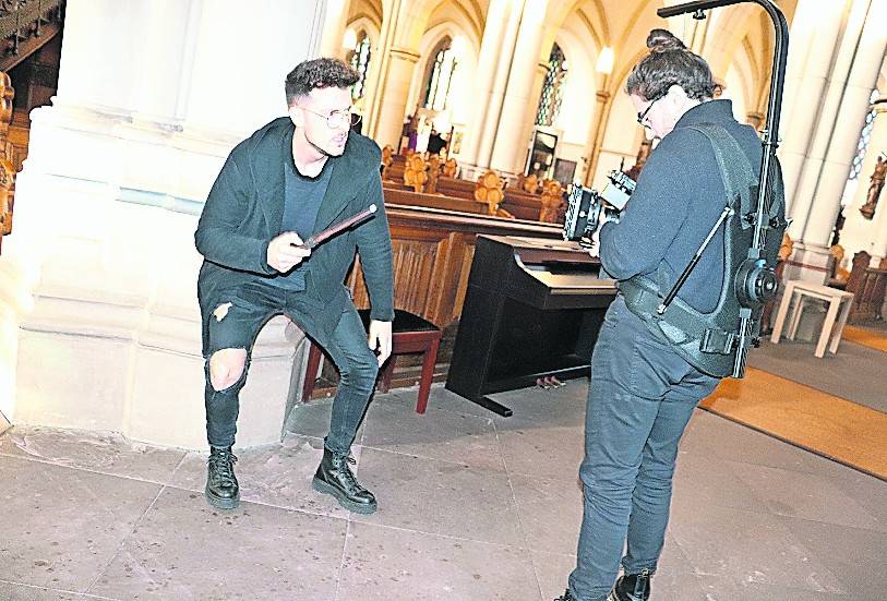  Jannik Kontalis (l.) und Nicolas Heinzel drehen am liebsten Kurzfilme – wie hier in der Dülkener Kirche. 