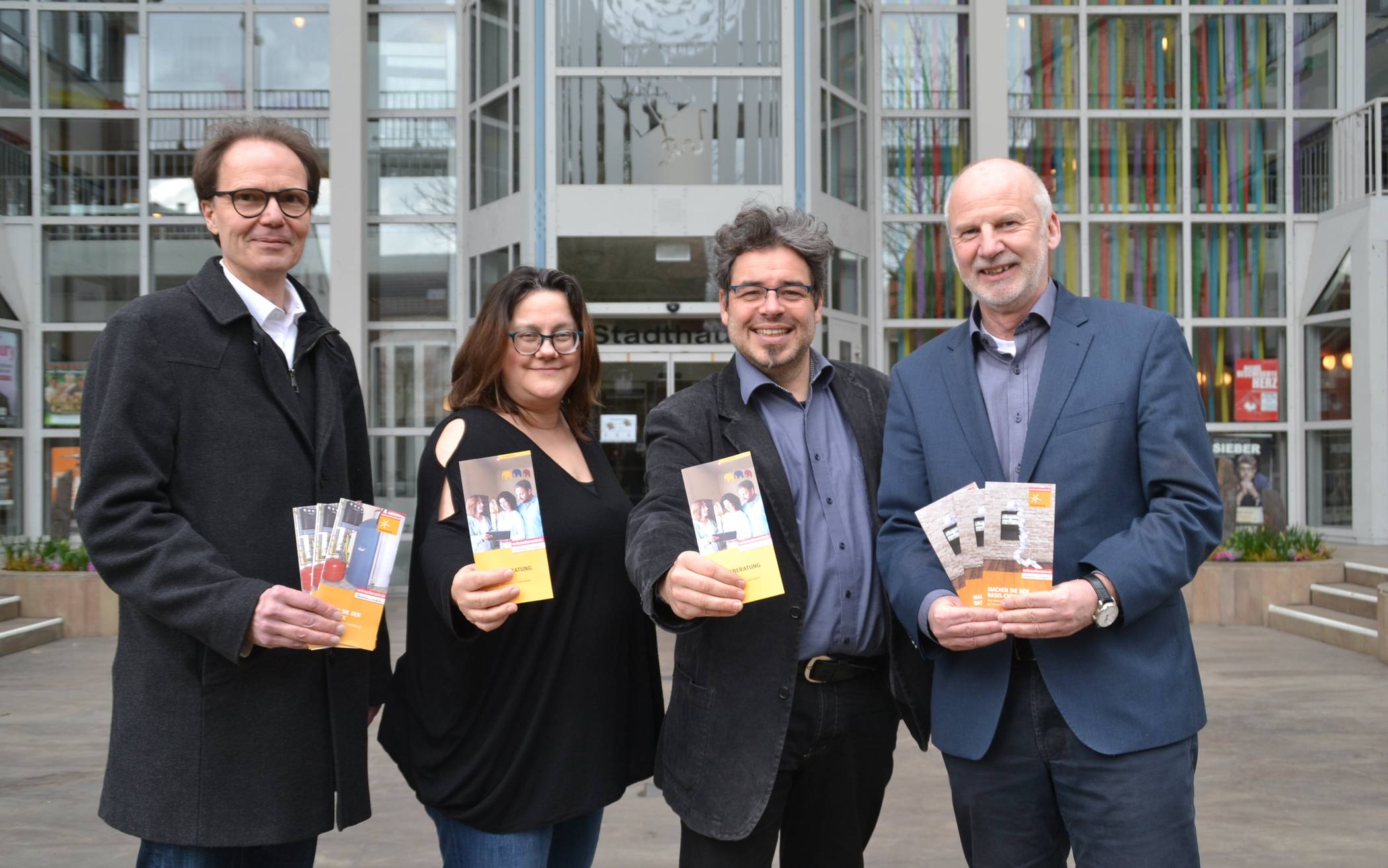 Dietmar Bernhardi (VZ), Nicole Weber (Stadt Rheinberg), Akke Wilmes (VZ) und Beigeordneter Dieter Paus (Stadt Rheinberg) präsentieren die Flyer zu den Energieberatungsangeboten der Verbraucherzentrale.