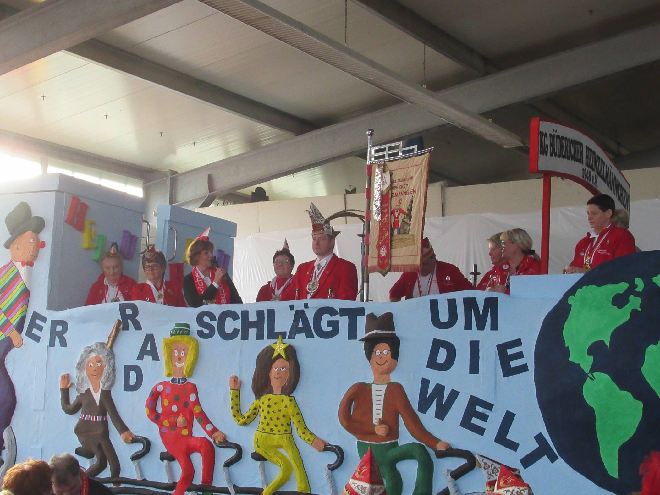   Im Juni haben die Wagenbauer mit den Arbeiten für den Rosenmontagswagen begonnen, damit im Winter nur noch Kleinigkeiten gemacht werden müssen. Zum 13. Mal ist auch Bürgermeisterin Angelika Mielke-Westerlage (3.v.r.) auf dem Wagen der Heinzelmännchen dabei. 