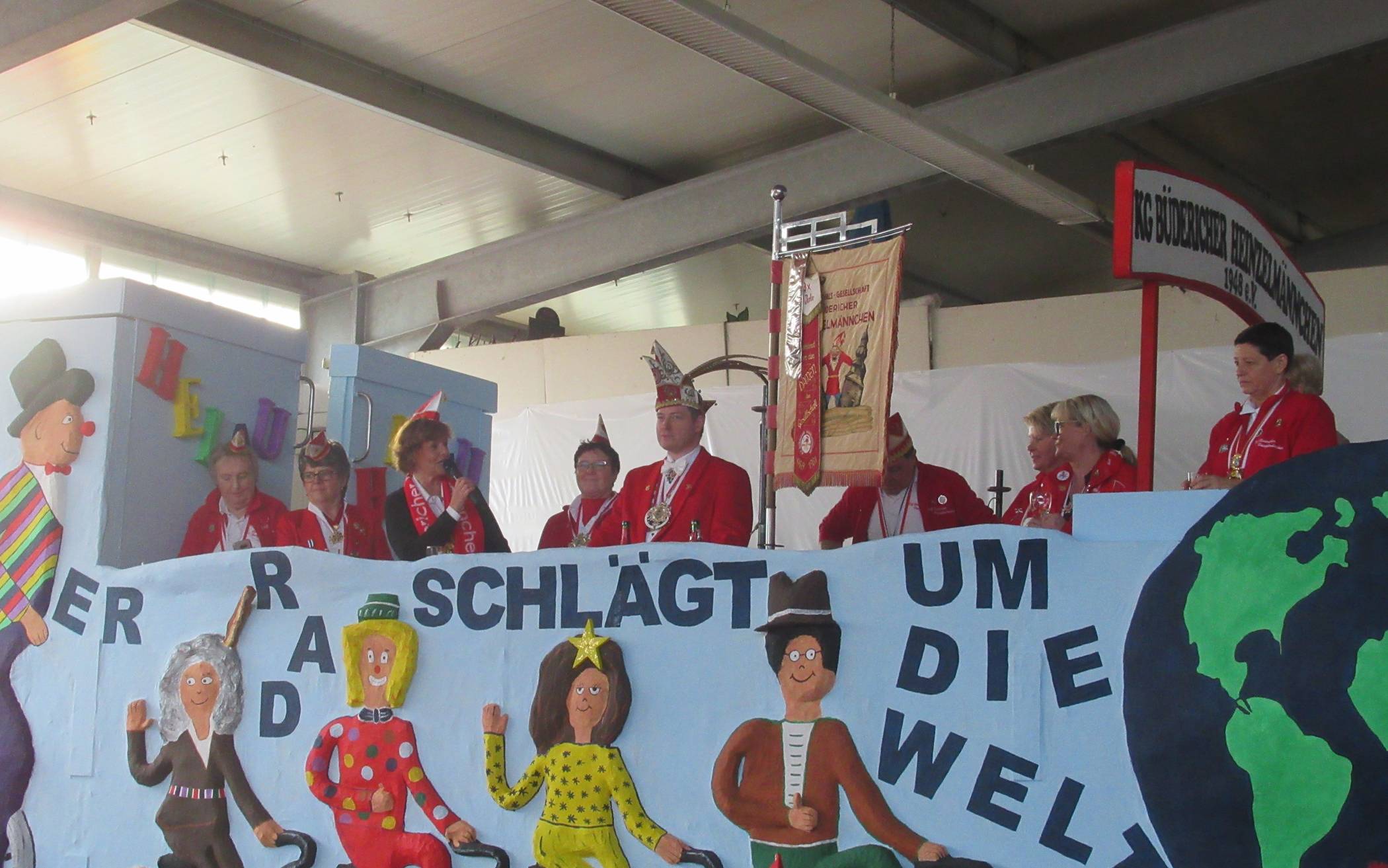  Im Juni haben die Wagenbauer mit den Arbeiten für den Rosenmontagswagen begonnen, damit im Winter nur noch Kleinigkeiten gemacht werden müssen. Zum 13. Mal ist auch Bürgermeisterin Angelika Mielke-Westerlage (3.v.r.) auf dem Wagen der Heinzelmännchen dabei.