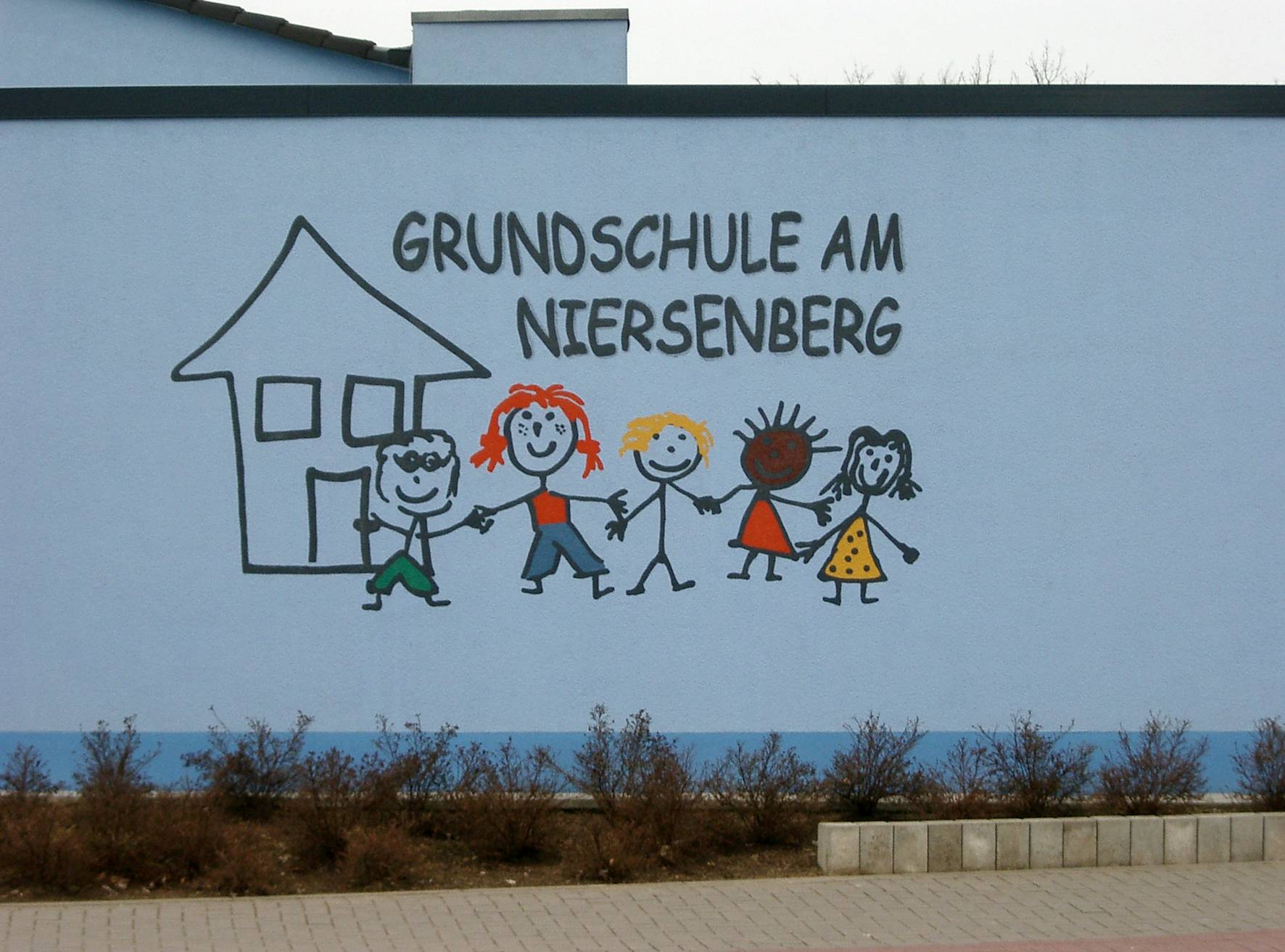 Die Grundschule am Niersenberg wurde drei Wochen geschlossen, nachdem eine erhöhte Konzentration an Schimmelsporen festgestellt worden waren. Die Schülerinnen und Schüler werden derzeit in Räumlichkeiten der vhs und des Gymnasiums unterrichtet.