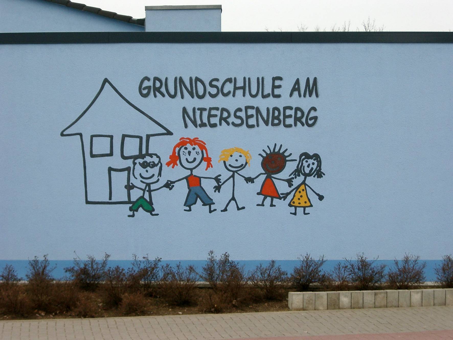  Die Grundschule am Niersenberg wurde vor drei Wochen geschlossen, nachdem eine erhöhte Konzentration an Schimmelsporen festgestellt worden war. Die Schülerinnen und Schüler werden derzeit in Räumlichkeiten der vhs und des Gymnasiums unterrichtet. 