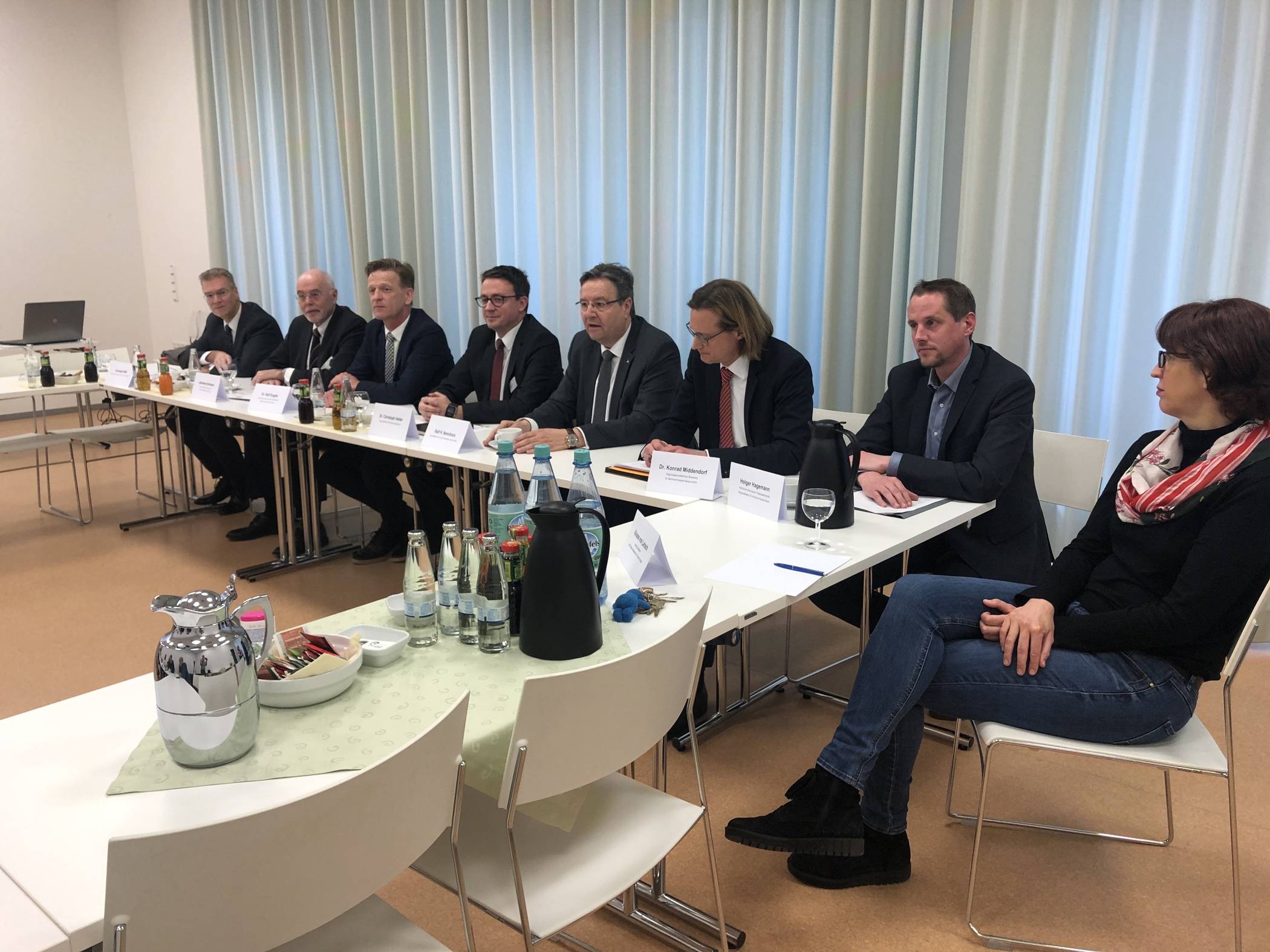  Die Klinikchefs Christoph Weß (St. Clemens Geldern), Johannes Hartmann (Marienhospital Wesel/Emmerich), Dr. Ralf Engels (Bethanien Moers), Dr. Christoph Heller (St. Vinzenz-Hospital Dinslaken), Ralf Nennhaus (St. Josef Moers), Dr. Konrad Middendorf (St. Bernhard Kamp-Lintfort), Holger Hagemann (Karl-Leisner-Klinikum Kleve) und Viviane von Larisch (Krankenhaussozialdienst St. Vinzenz-Hospital) ärgern sich über die Novellierung des MDK-Gesetzes. 