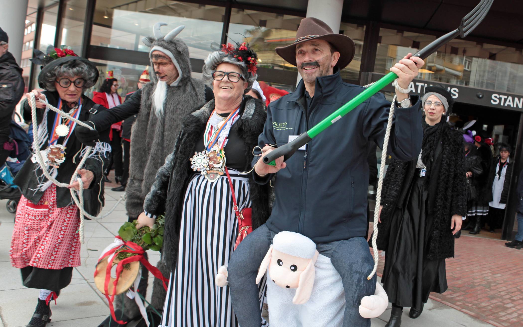 Obermöhne Elli Schröder und ihre Möhnen stürmten das Kamp-Lintforter Rathaus und...