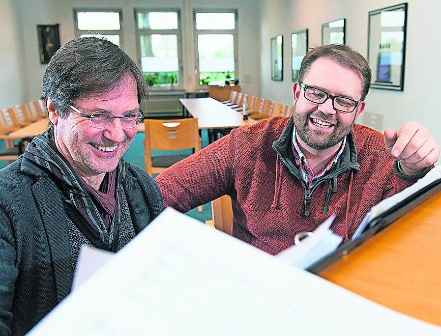 „Segenszeiten – Zeitensehen“ von und mit Elmar Lehnen (links) und Dr. Bastian Rütten in der Alten Kirche in Lobberich.