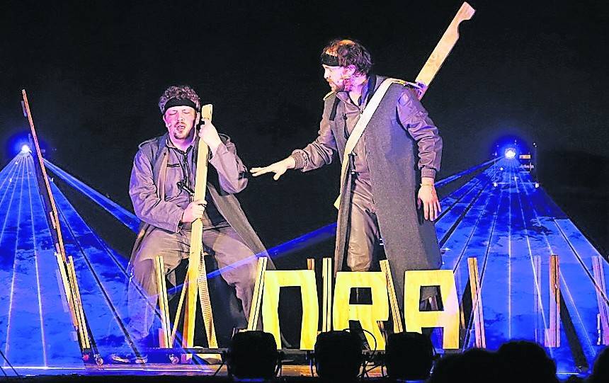  Lukas Ullrich und Till Florian Beyerbach spielen im Gemeindehaus. 