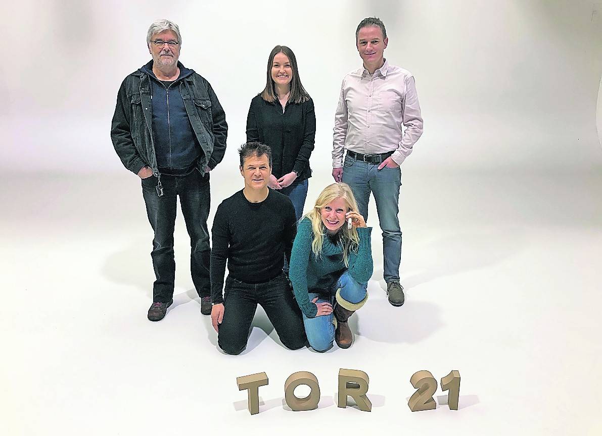  In der Location „Tor 21“ von Manuel Uebbing (l.) spielen Michael Koenen und Verena Bill (vordere Reihe) vom Niederrhein Theater am 25. April den Theaterthriller „Der Anruf“. Verena Lohr (M.) und Frank Grusen (r.) von der Gemeinde Niederkrüchten freuen sich über diese gelungene Kooperation. 