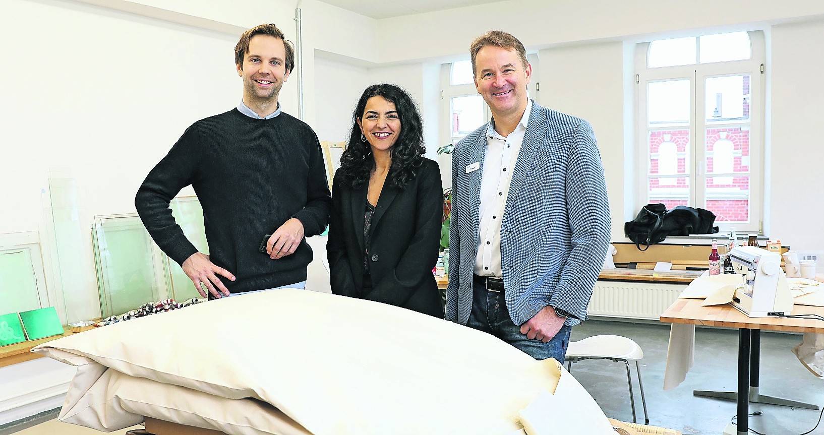 Der 13. „Kunstgenerator“-Stipendiat Ole Blank (l.), lebt und arbeitet seit Januar in der Alten Lateinschule. Das Stipendium wird von der NEW Viersen und der Stadt vergeben. Im Namen der Stipendiengeber begrüßten Ralf Poll, Geschäftsführer der NEW Viersen GmbH, und Cigdem Bern, Beigeordnete für Kultur, Soziales, Jugend, Bildung und Sport, den jungen Künstler.