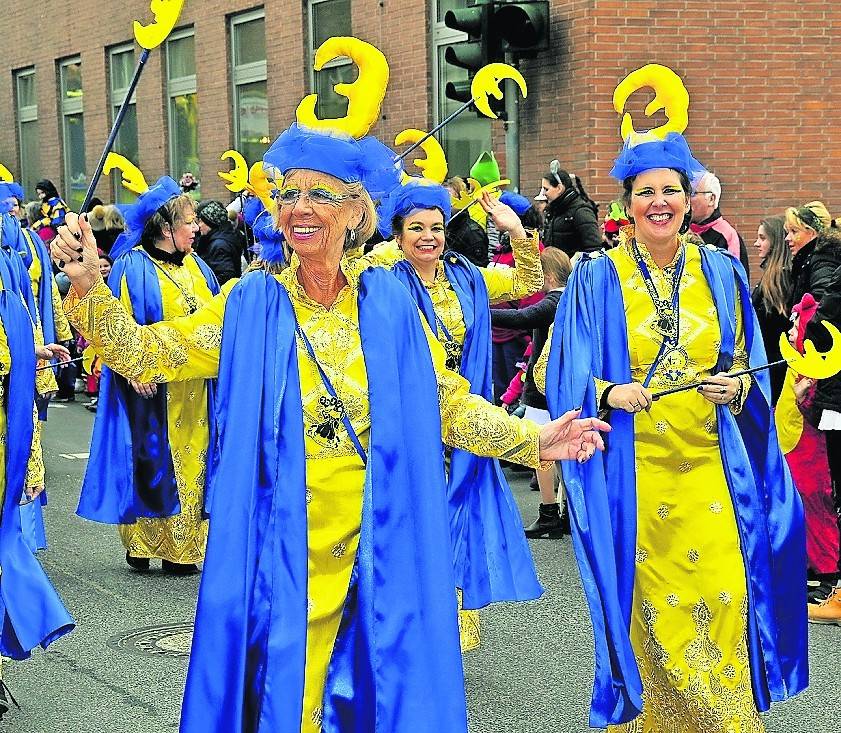 Der Dülkener Rosenmontagszug setzt sich um 14.11 Uhr in Bewegung. Es dominiert natürlich Gelb und Blau.