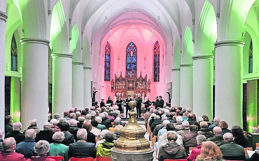 Drei Tage lang wird die Grabeskirche St. Anton farbenfroh illuminiert.