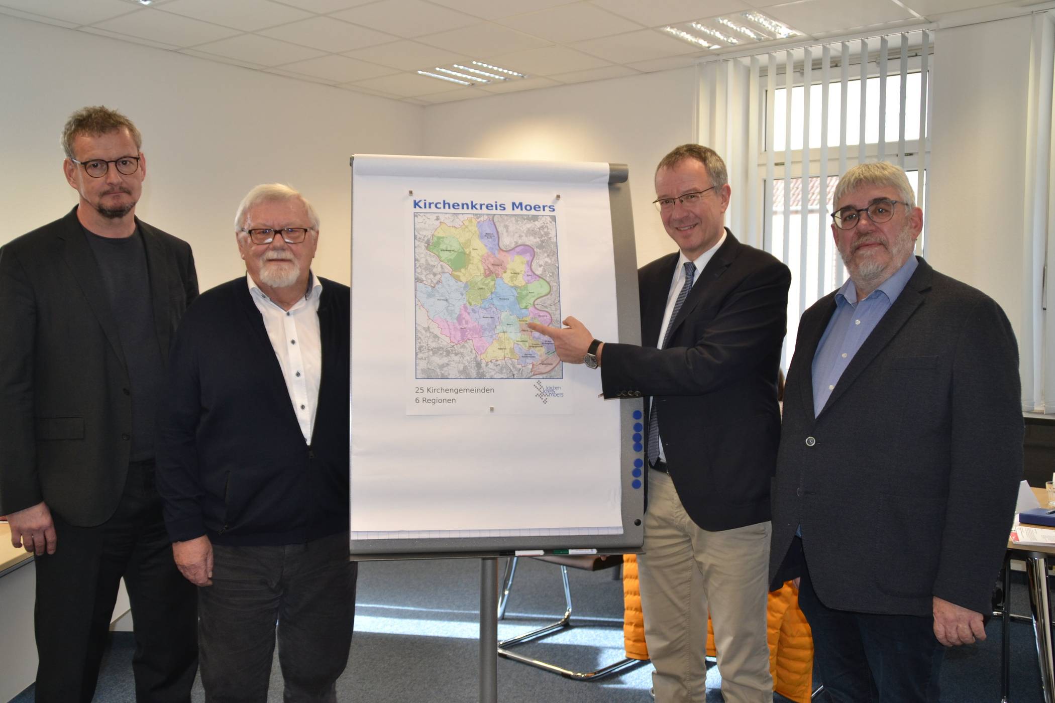  Torsten Maes, Karl-Heinz Rau, Wolfram Syben, Superintendent des Kirchenkreises Moers und Thomas Koch erklären, warum die Fusion scheiterte. 