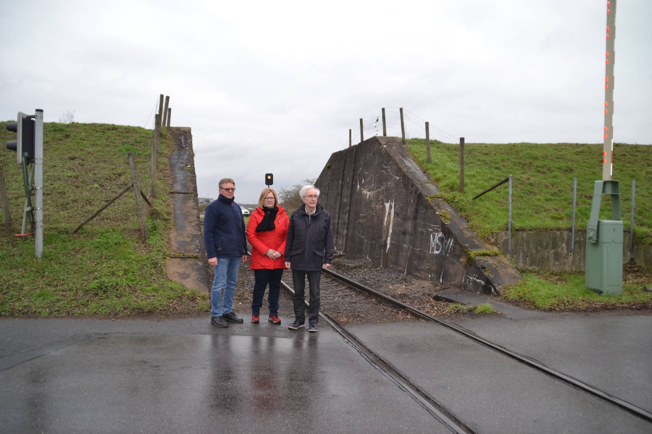  Was bringt der nächste Zug in den Hafen? In letzter Zeit hätten Robert Schneiders, Sabine Kleinholdermann und Dankwart Bender vermehrt mit Kohle überladende Züge aufs Hafengelände fahren sehen. Auf diese Beladungen habe die NIAG allerdings keinen Einfluss, sie ist lediglich für die rausfahrenden Züge verantwortlich. 