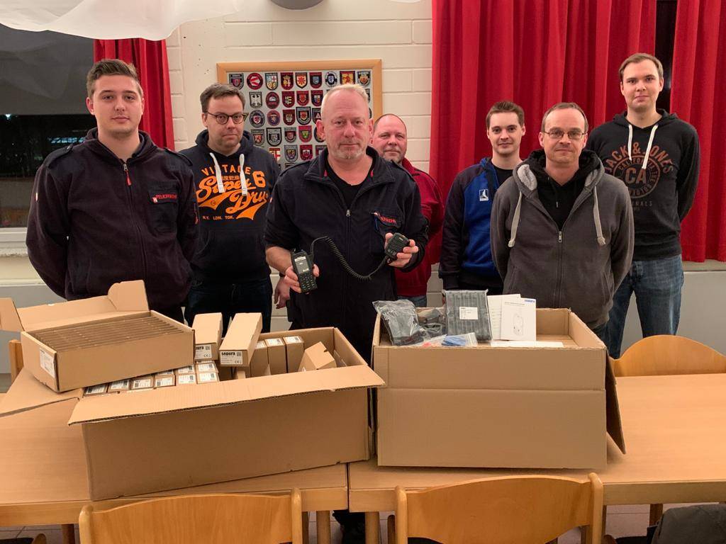  Die Kameraden der Feuerwehr Meerbusch nehmen die digitalen Sprechfunkgeräte in Empfang. Zur Einführung der Digitaltechnik wurde im Vorfeld eigens ein Arbeitskreis mit Experten aus allen Meerbuscher Einheiten gegründet. 