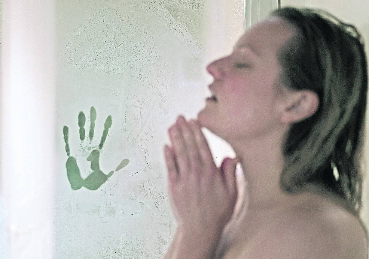 Selbst unter der Dusche kann sich Cecilia Kass (Elisabeth Moss) nicht mehr sicher fühlen.