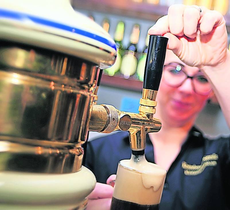 Zapfen im Zweitjob – immer mehr Menschen sind auf ein Nebeneinkommen angewiesen. Viele von ihnen arbeiten nach Feierabend in der Gastronomie.