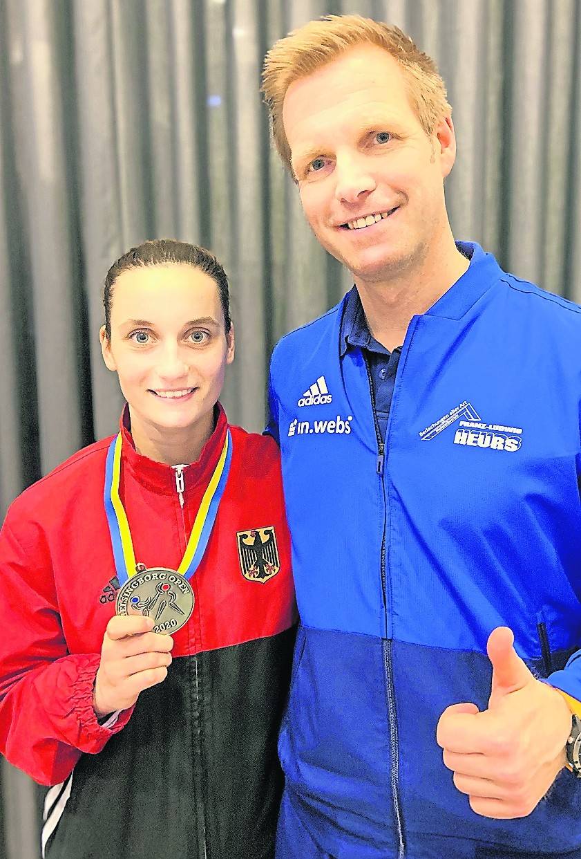  Auf die Silbermedaille können sie stolz sein: Taekwondo-Kämpferin Madeline Folgmann und ihr Trainer Björn Pistel. 