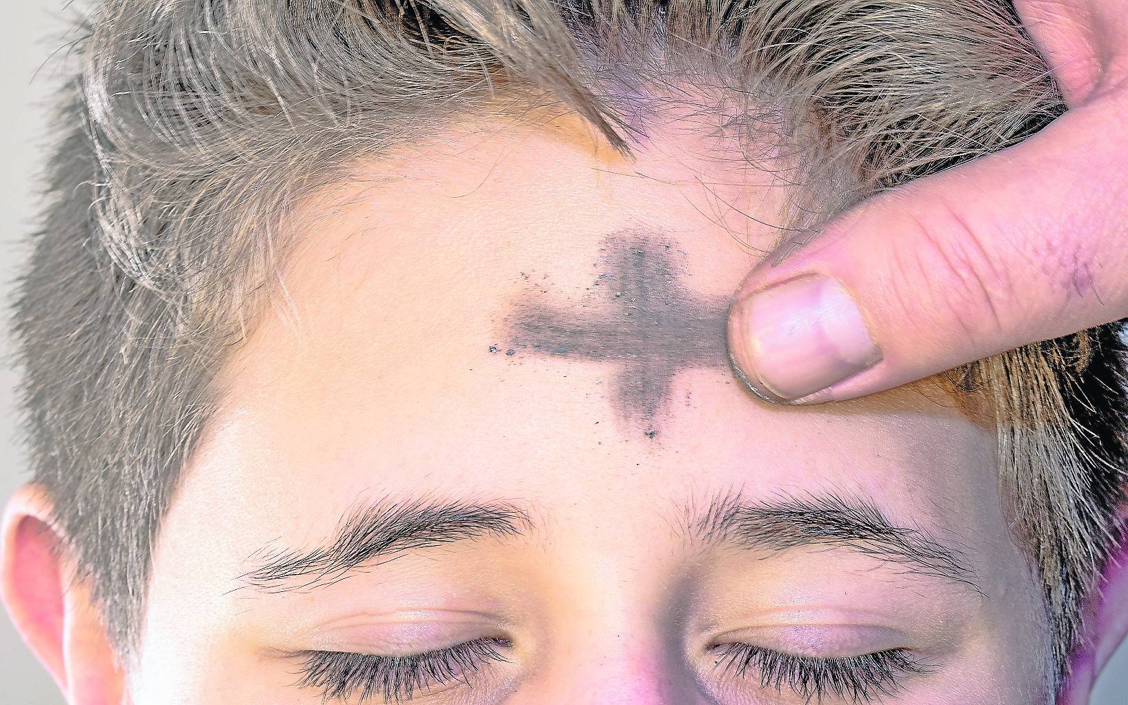 Das Aschekreuz auf der Stirn ist ein Bekenntnis zum christlichen Glauben.