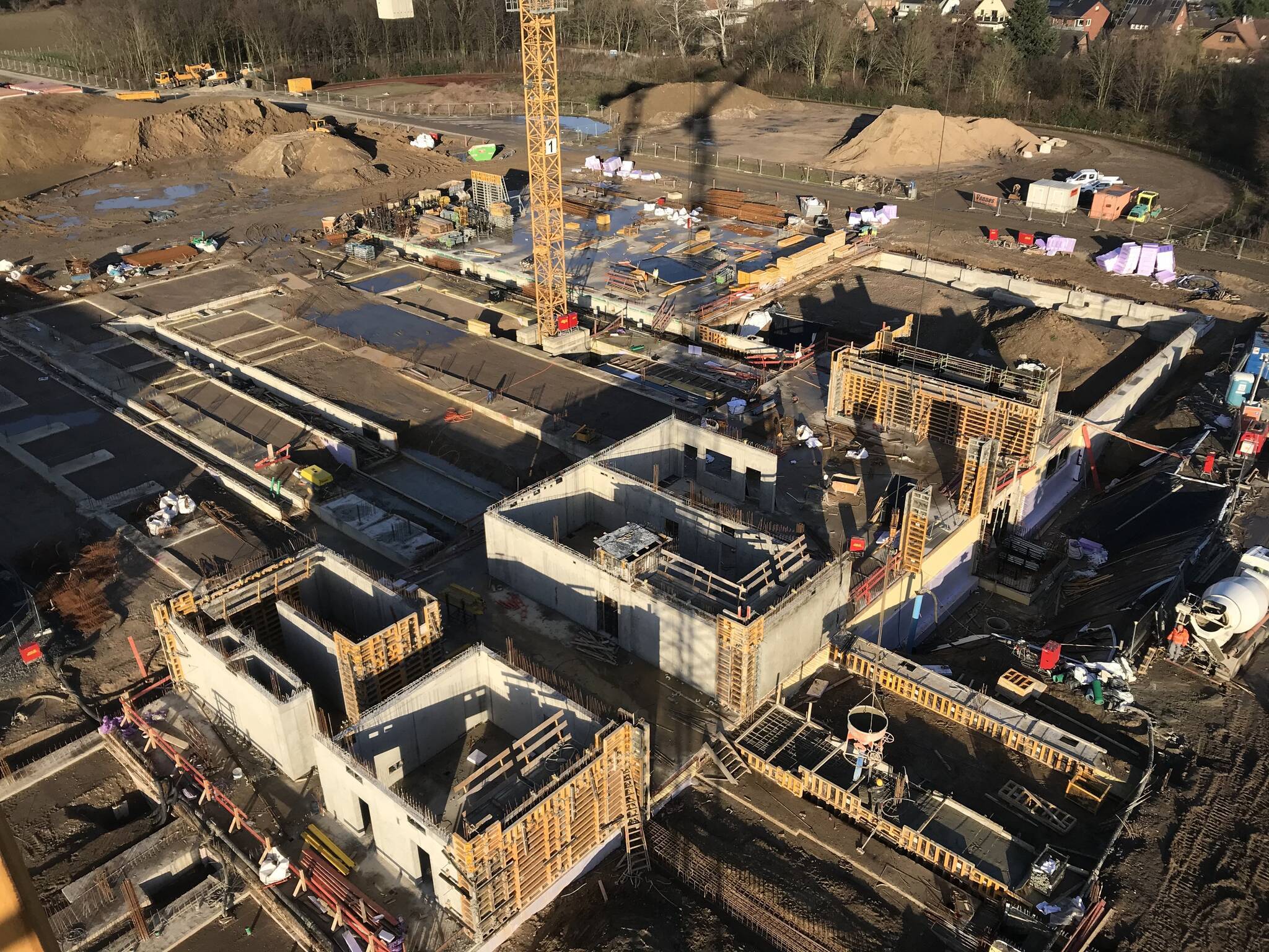  So sieht sie aktuell aus, die Baugrube des Berufskolleg-Campus Moers an der Repelener Straße. 