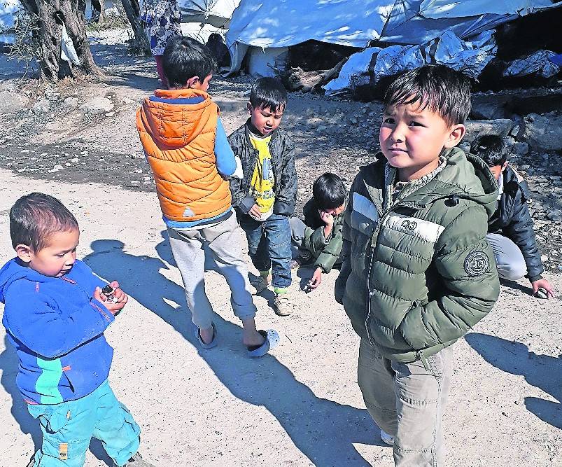 Familien, aber auch unbegleitete Kinder sind im Flüchtlingslager auf Chios gestrandet.