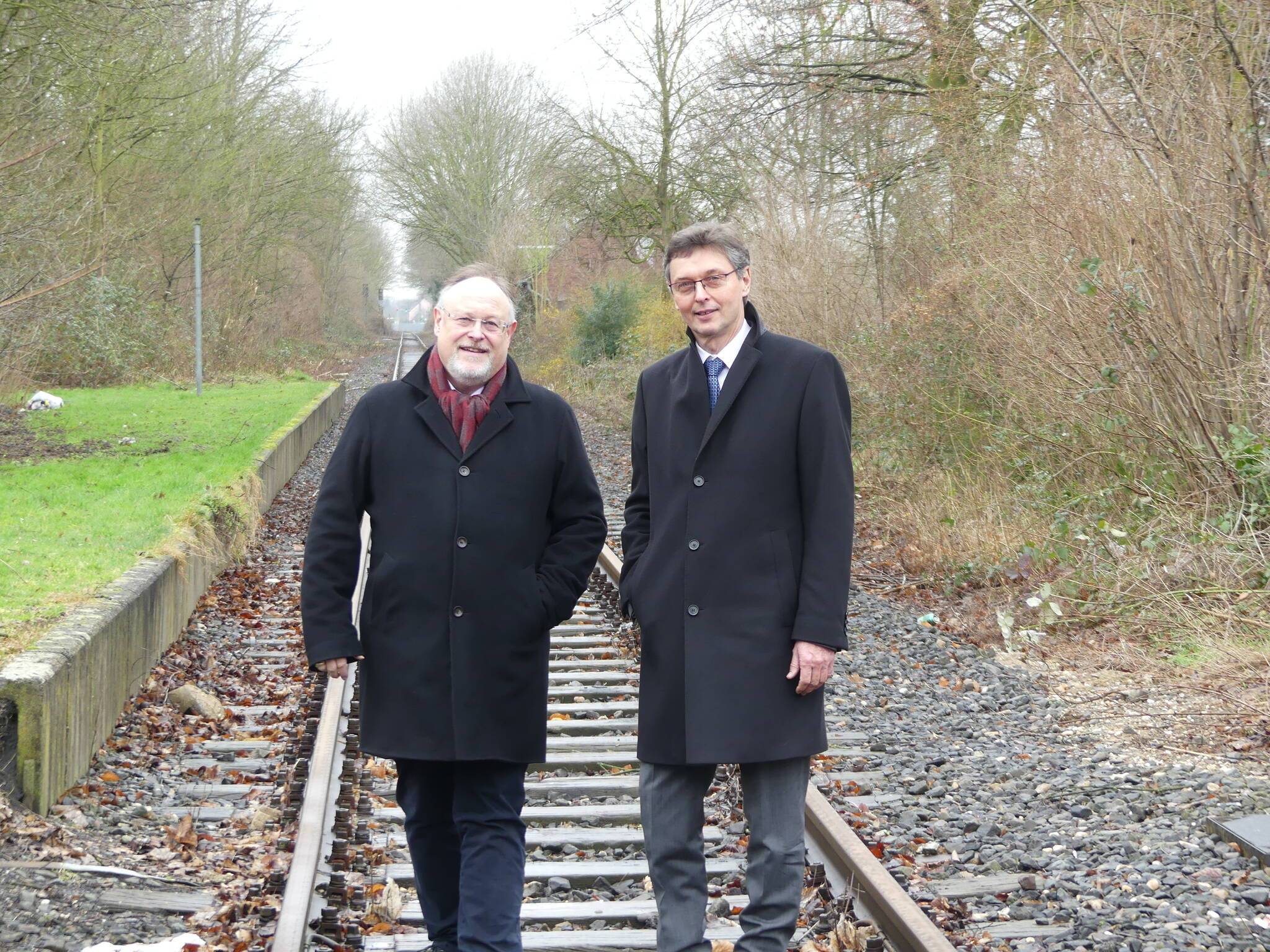 Der Technische Beigeordnete Ulrich Geilmann und Bürgermeister Harald Lenßen warten (noch) nicht auf den Zug, sondern auf Fördergelder.