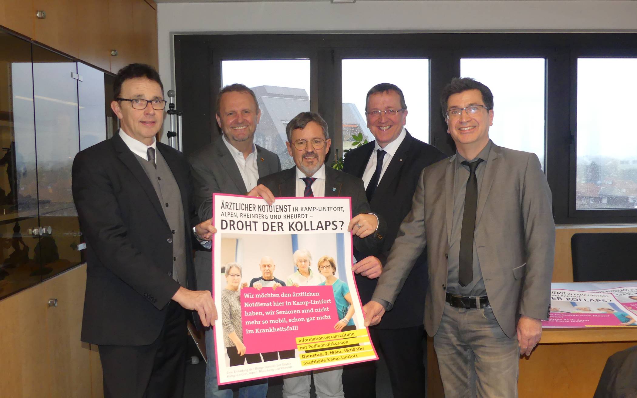 Die Bürgermeister und das St. Bernhard-Hospital laden zur öffentlichen Podiumsdiskussion (vl.): Prof. Dr. Christoph Landscheidt (Kamp-Lintfort), Thomas Ahls (Alpen), Klaus Kleinenkuhnen (Rheurdt), Josef Lübbers (St. Bernhard) und Frank Tatzel (Rheinberg).