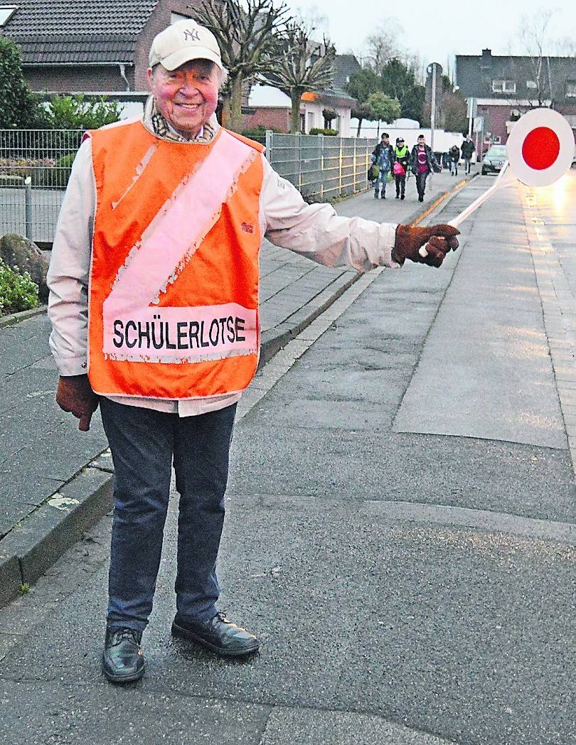  Mit fast 90 Jahren war jetzt Schluss mit dem Dienst als Schülerlotse. Horst Höhnke hatte am Freitag seinen letzten „Arbeitstag“. 