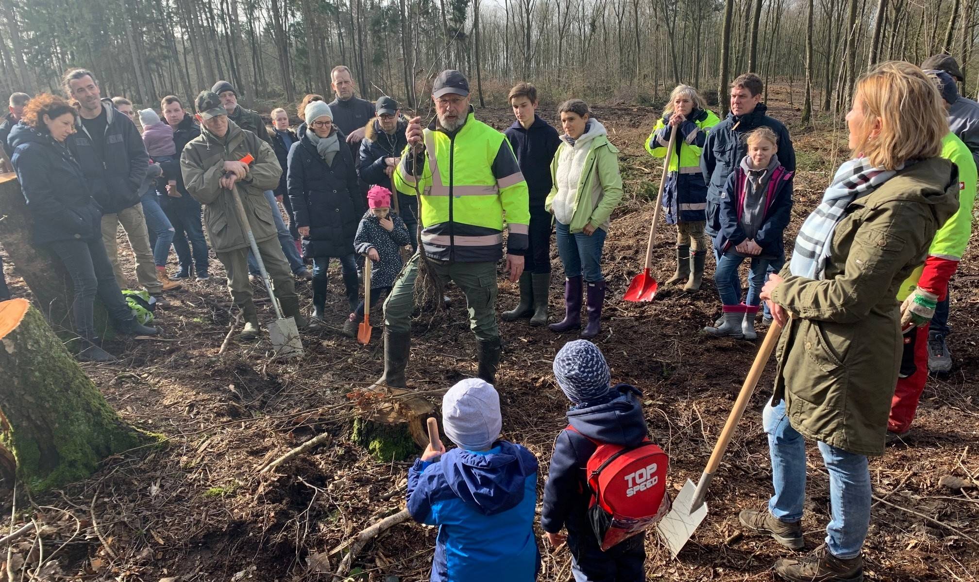  Stadtförster Rainer Kammann erklärt, wie die Forstpflanzen gesetzt werden. Bürgermeisterin Sabine Anemüller half selbst tatkräftig mit. 