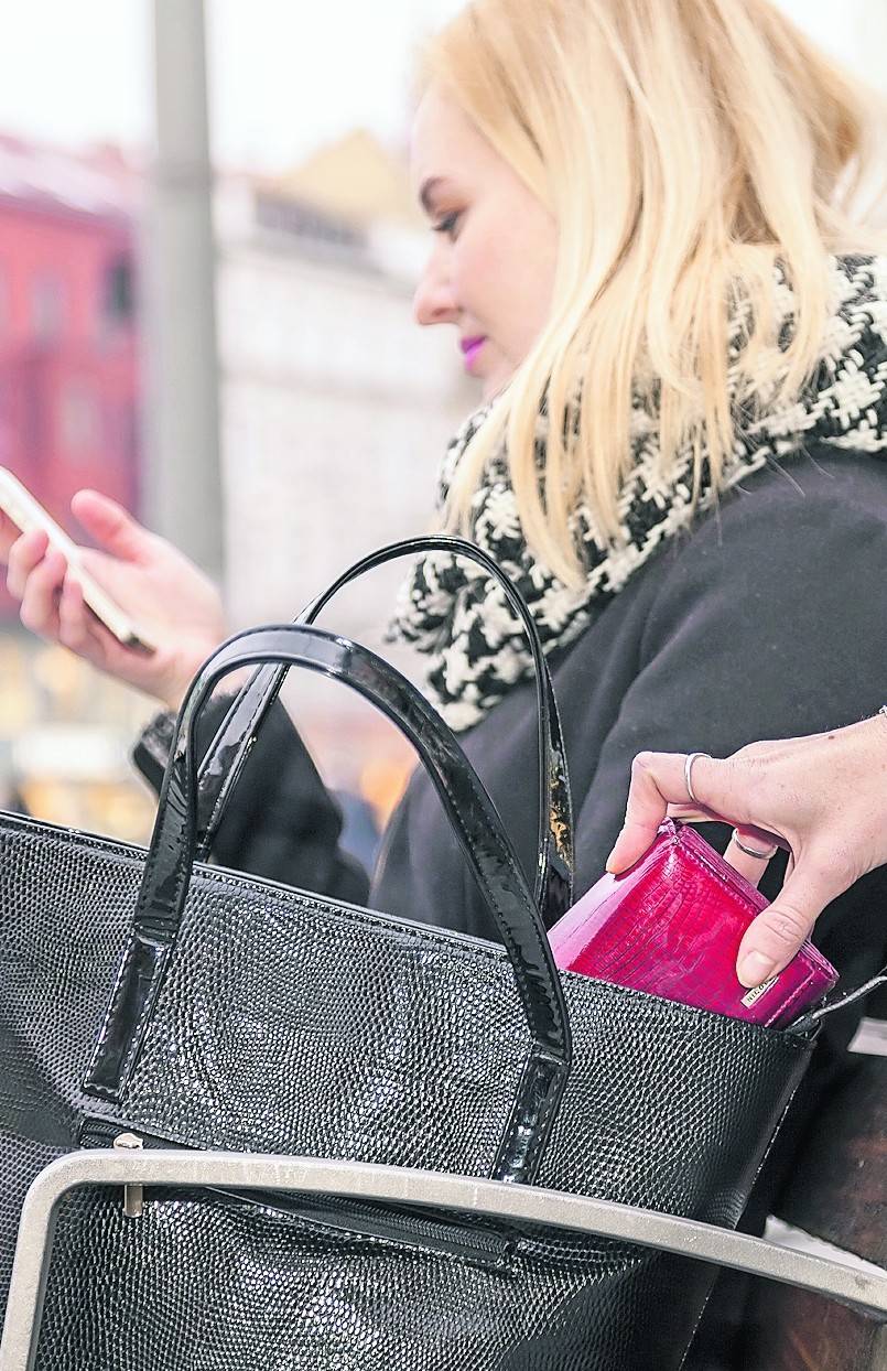  Seit September ist die Zahl der Taschendiebstähle in Viersen eklatant (um 14 Prozent) gestiegen. Die Polizei setzt in der Innenstadt deswegen Beamte in zivil ein. 