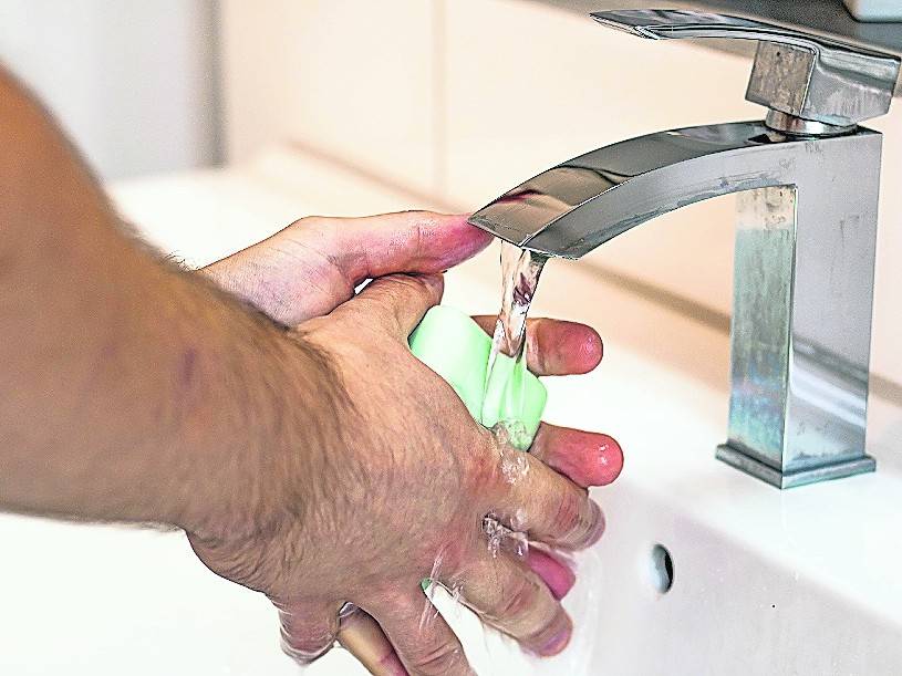  Der wichtigste Schutz gegen eine Infektion ist es, sich regelmäßig gründlich mit Seife die Hände zu waschen. 