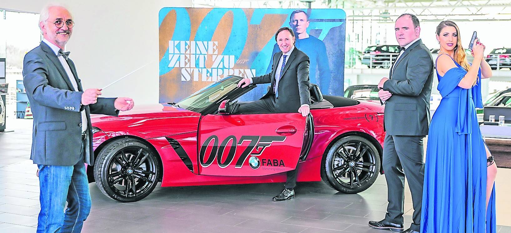  Musikschulleiter Christian Malescov, Heinz Breuer, Markus Brinkmann und Model Christina Görtz (v.l.) im 007-Fieber. 