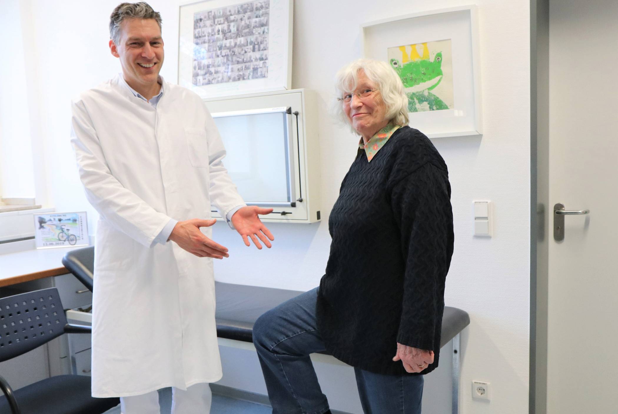   „Alles bestens, Dr. Claßen. Ich habe jetzt dank der beiden neuen Hüften keine Schmerzen mehr“ berichtet Irmtraut Krahnepuhl. Dr. Tim Claßen, Chefarzt der Klinik für Orthopädie und Orthopädische Rheumatologie am St. Elisabeth-Hospital Meerbusch, der sie beide Male operiert hat, ist mit seiner 79-jährigen Patientin zufrieden. 