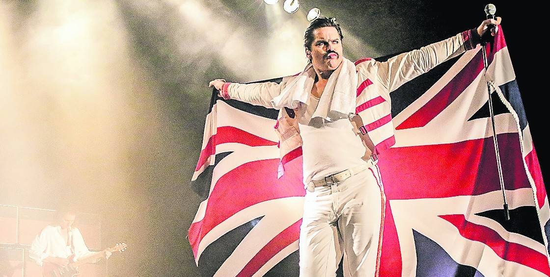 Harry Rose in der Rolle des Freddy Mercury. Die Queen-Revival-Band gastiert im April im Seidenweberhaus Krefeld.