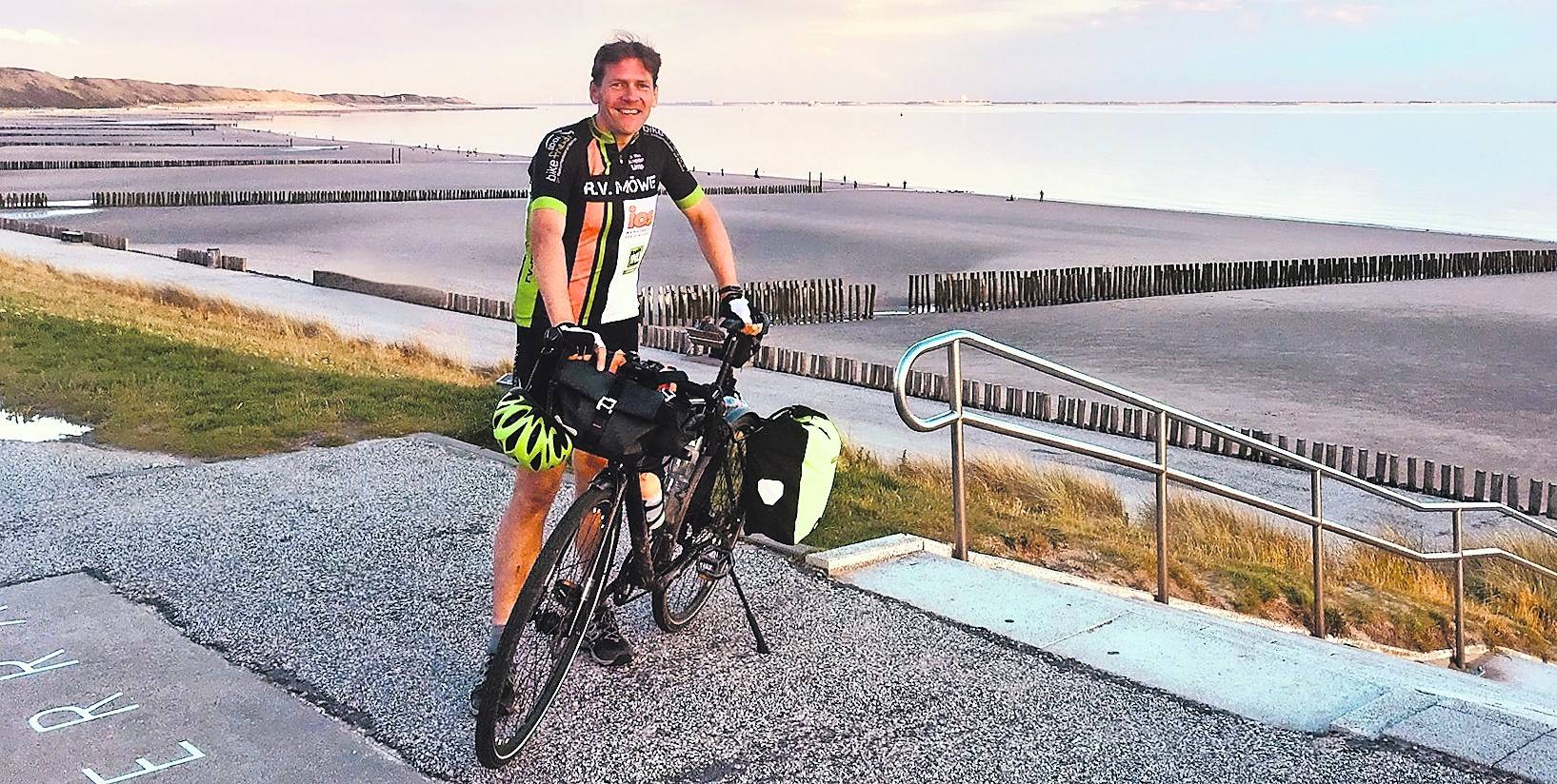 Stefan W. Mörkels, 2019 am Strand von Zoutelande.